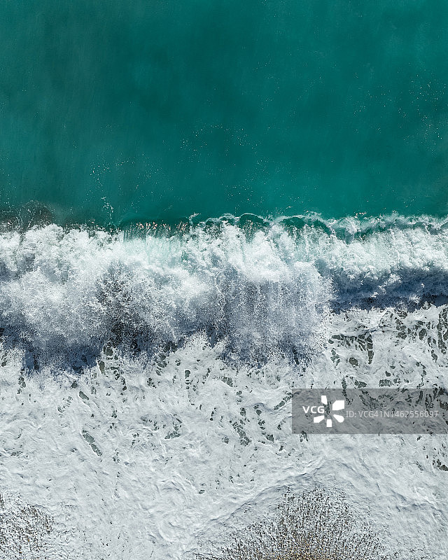 法国蔚蓝海岸海浪拍打海滩的无人机航拍图片素材