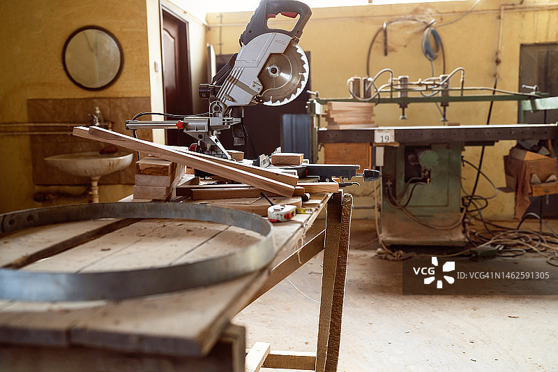 配备工业设备的木工车间图片素材