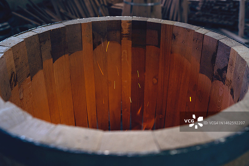 正在熏烤以增加香味的橡木桶图片素材