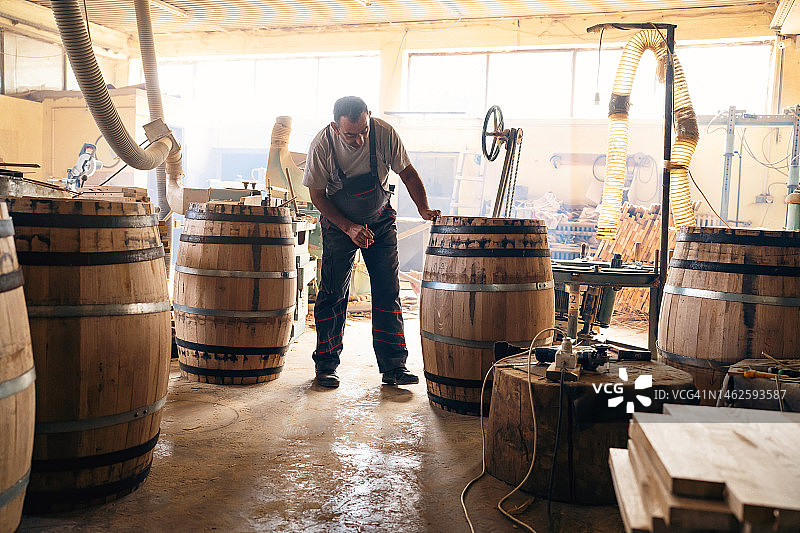 在木工车间制作橡木桶的库珀图片素材