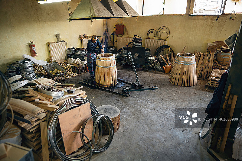 制桶工人，用橡木板制作桶图片素材