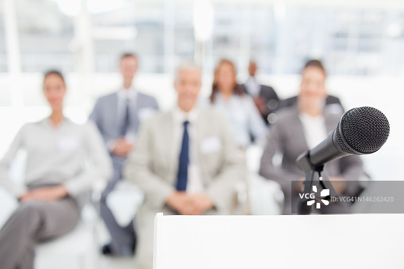 商业团队前讲台上的麦克风图片素材