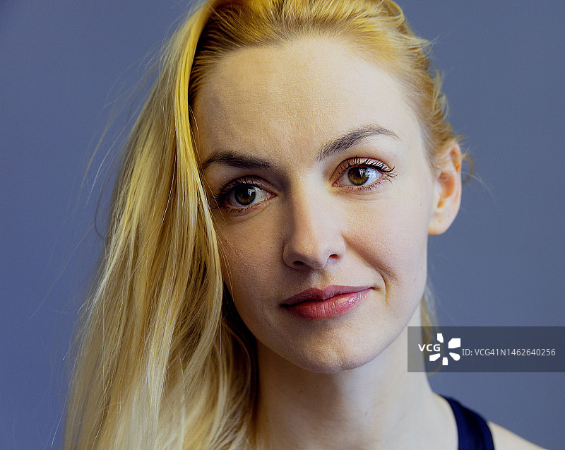 穿着背心的乐观成年女性图片素材