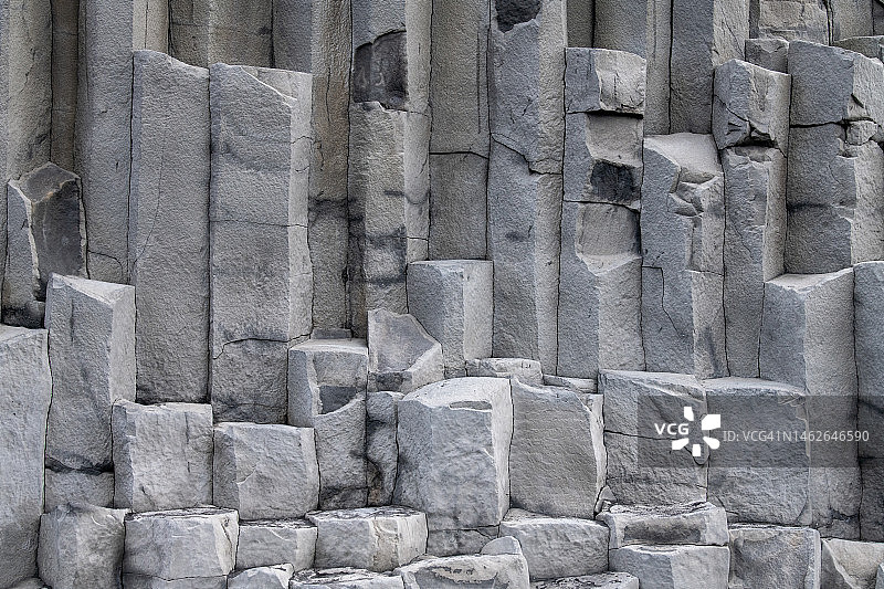 冰岛Reynisfjara黑沙滩的玄武岩柱图片素材