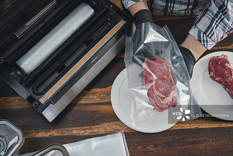 食品安全：用真空封口机在塑料袋中保存新鲜牛排图片素材