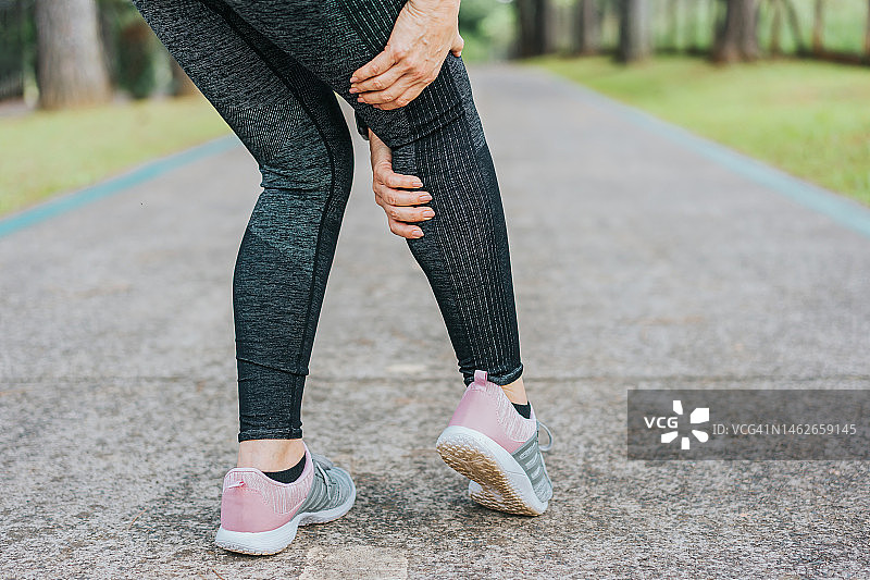 小腿疼痛的女人 портрет图片素材