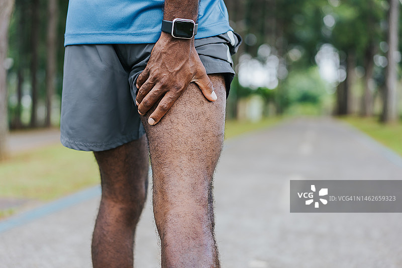 男人大腿腿部疼痛图片素材