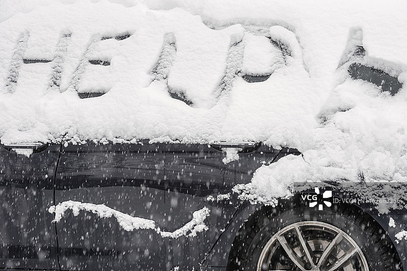 雪地车上写着“HELP”图片素材