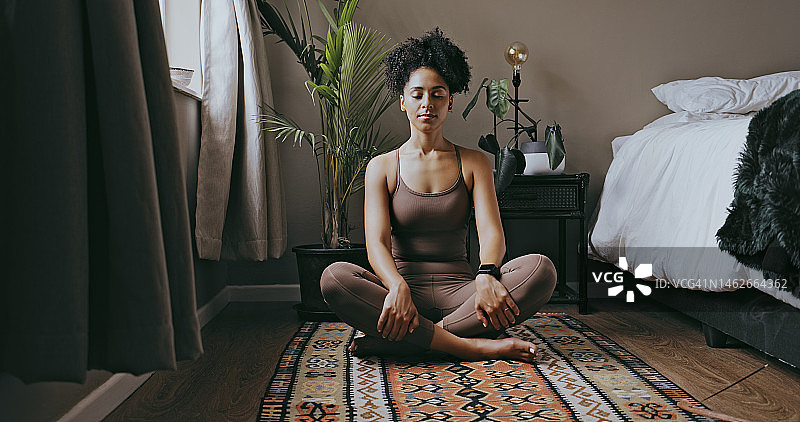 黑人女性在卧室练习瑜伽，享受平静的早晨冥想图片素材