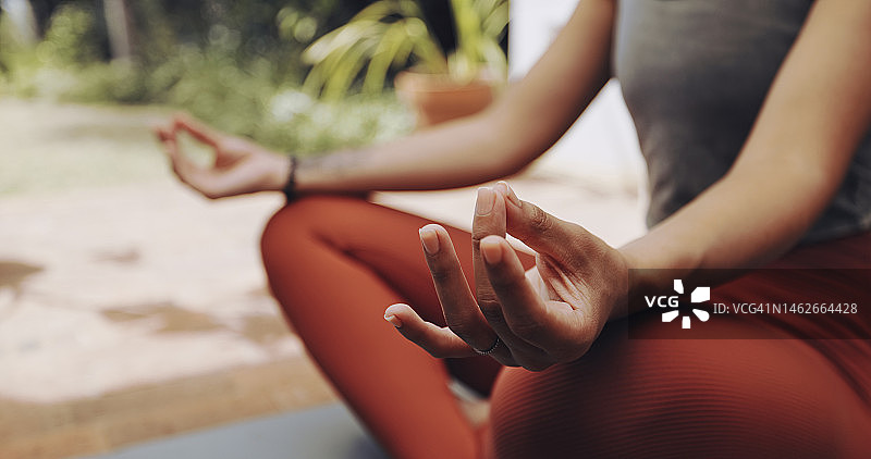 花园中冥想的女人：放松身心，焕发活力图片素材