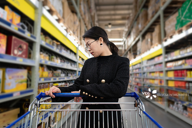在超市购物的女人图片素材