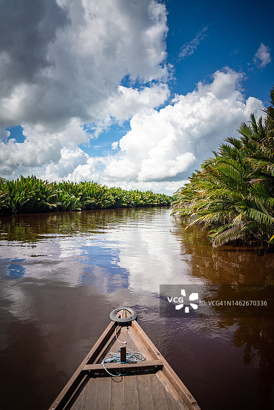 在婆罗洲的传统千吨船上巡游图片素材