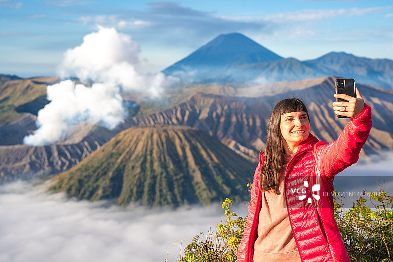 在印度尼西亚布罗莫火山自拍的女人图片素材