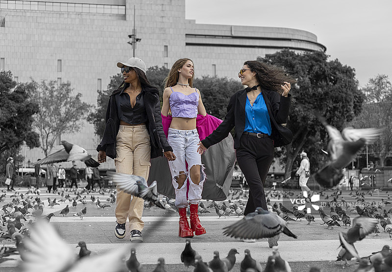 在巴塞罗那享受生活的多民族年轻女性图片素材