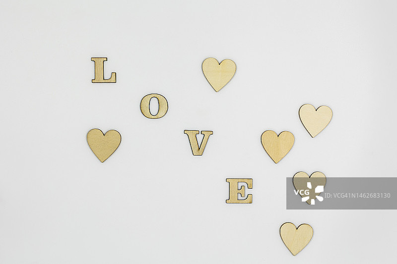 白色背景上的木制“爱”字和心形图片素材