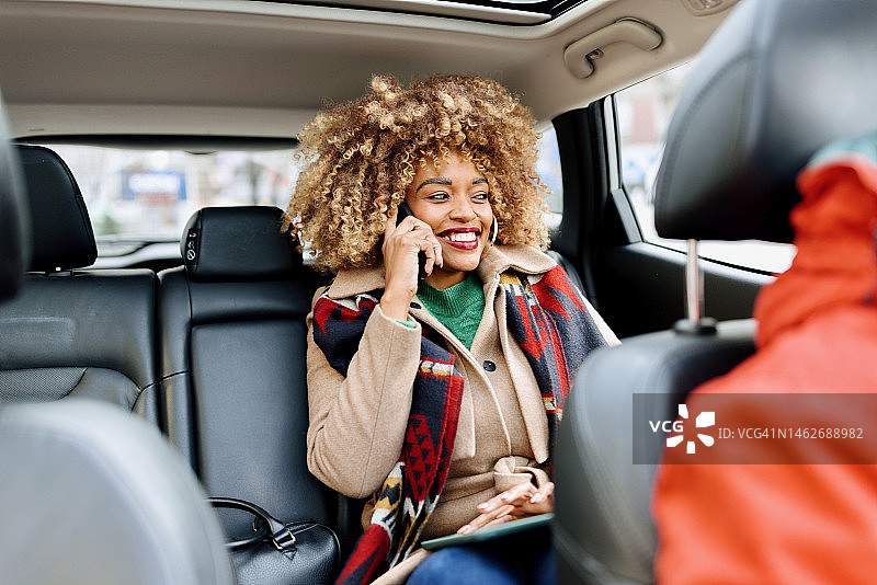 开车看窗外的女商人图片素材