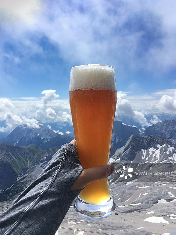 山景背景前的啤酒图片素材