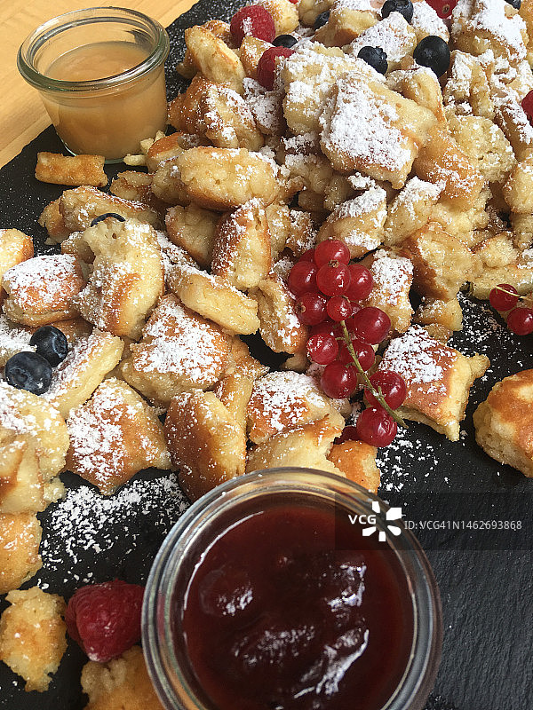 搭配苹果和浆果酱的奥地利煎饼图片素材