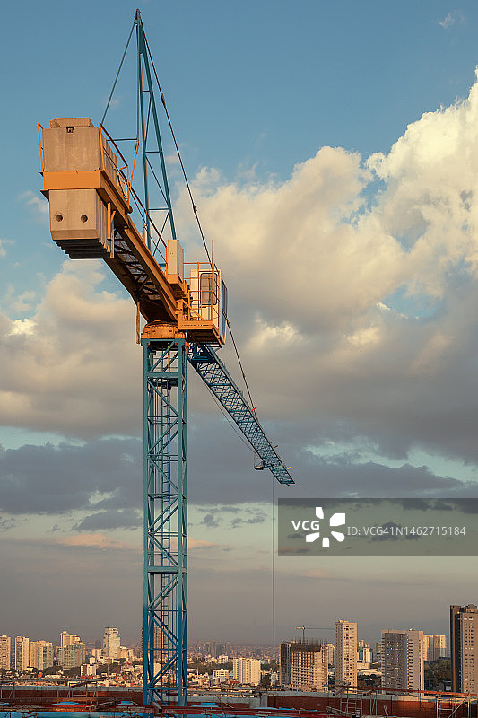 建筑工地上塔式起重机的竖版照片图片素材