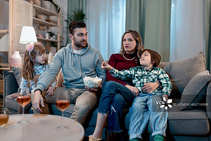 一家人在家看电影吃爆米花图片素材