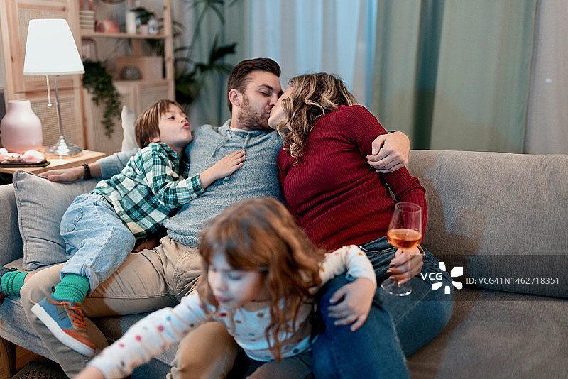 父母在孩子面前亲吻图片素材