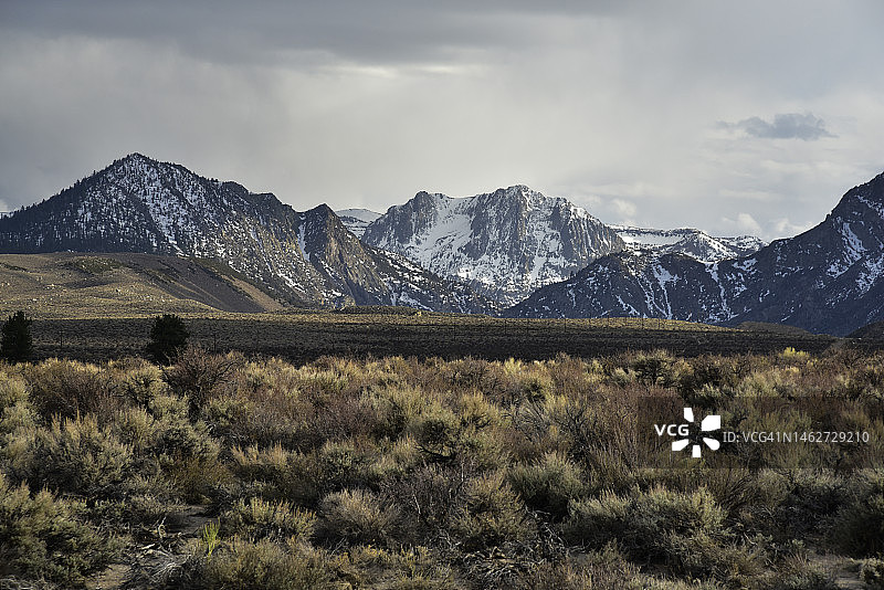 加利福尼亚州东部山脉的六月湖环线图片素材