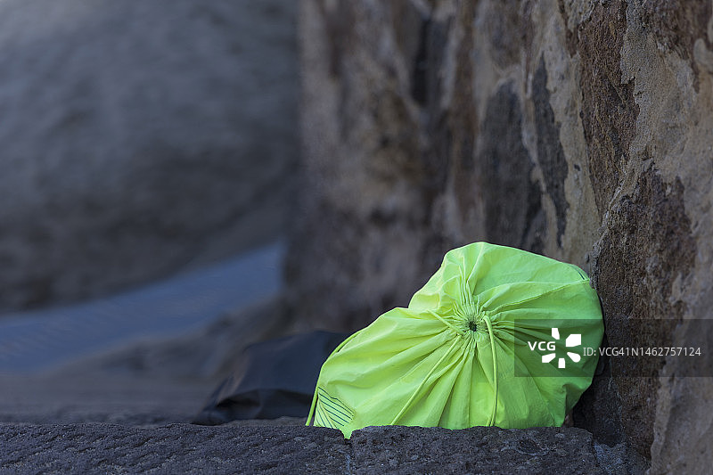 遗弃在楼梯上的束带包图片素材