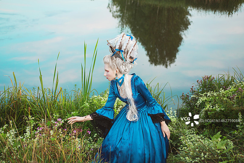 发型中带有船只的童话洛可可女王艺术肖像图片素材