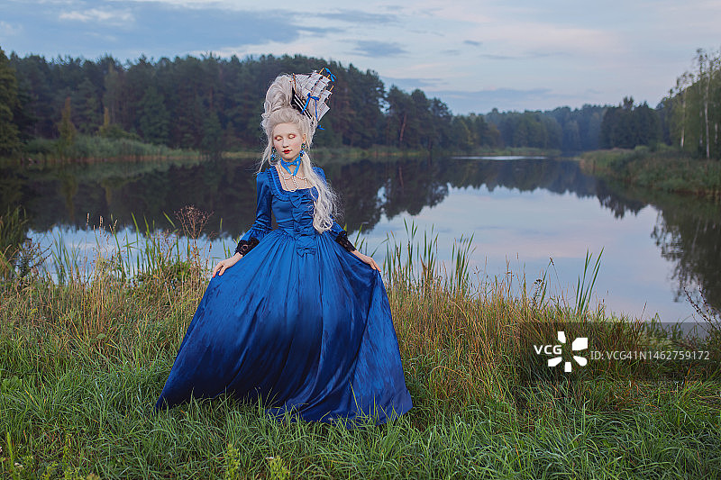 发型中带有船只的童话洛可可女王艺术肖像图片素材