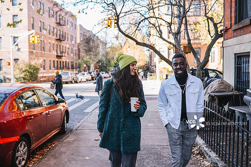 朋友们在纽约布鲁克林街头聊天图片素材