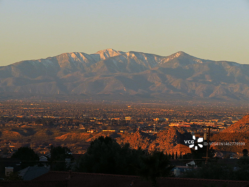 加利福尼亚州维克托维尔的日出景观，来自苹果谷图片素材
