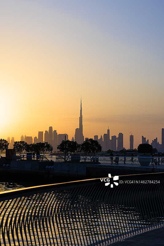 迪拜河港日落时分的迪拜城市天际线图片素材