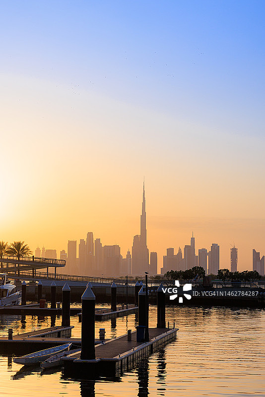 迪拜河港日落时分的迪拜城市天际线图片素材