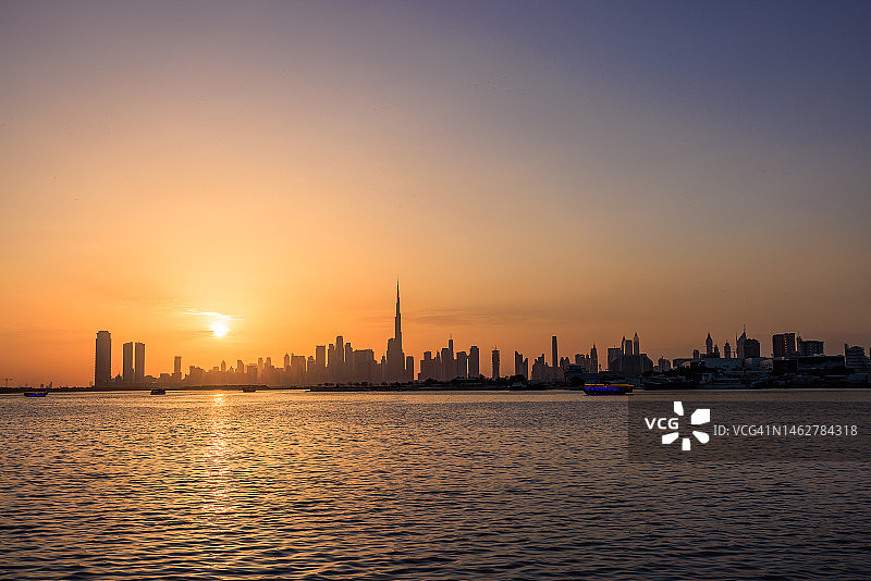 阴天时从湖边看到的迪拜城市天际线图片素材