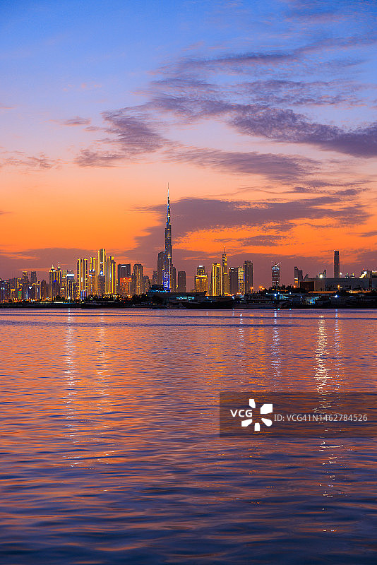 美丽日落时分迪拜未来城市天际线湖面全景图片素材