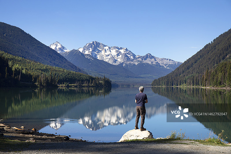 男人站在大湖边图片素材