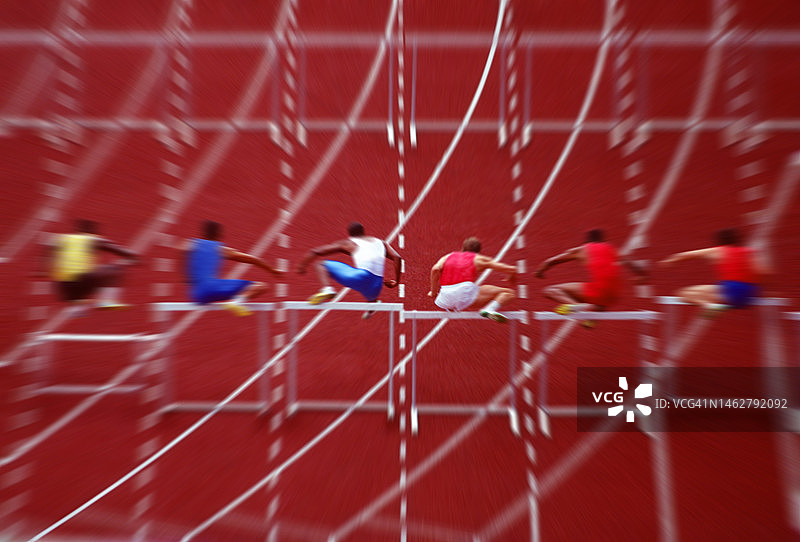在跑道上跑步的赛跑运动员图片素材