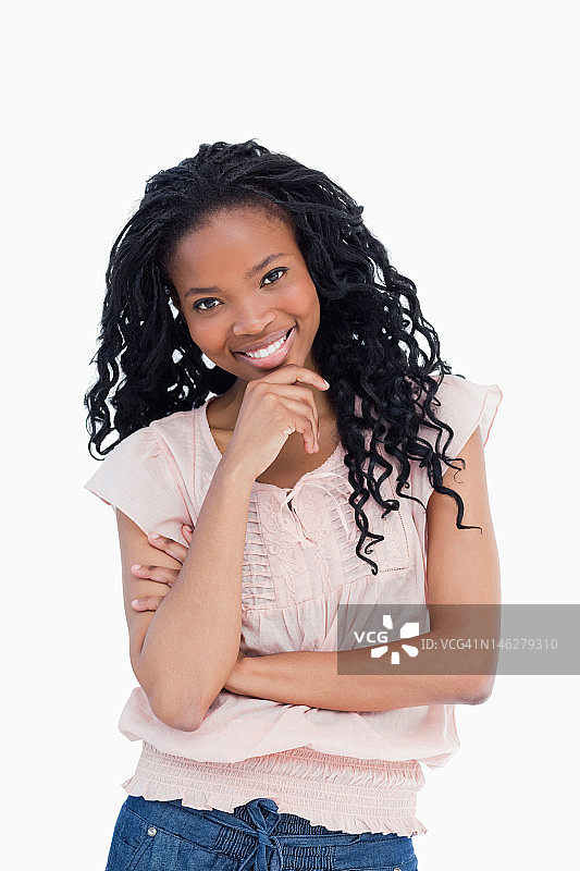 笑容满面的年轻女人正在看着镜头图片素材