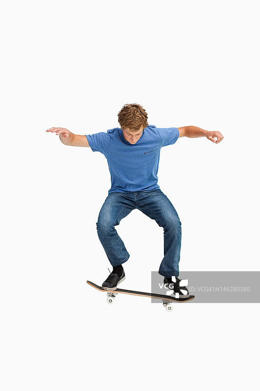 玩滑板的年轻男人图片素材