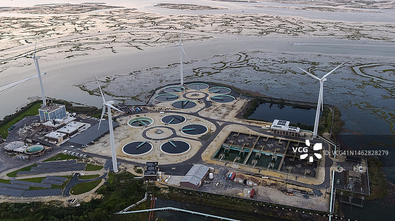可持续能源用于环境保护：美国新泽西州大西洋城附近由风力涡轮机和太阳能电池板供电的废水处理厂图片素材