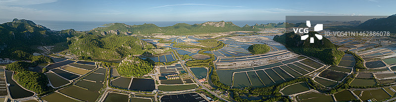 虾和对虾养殖场及周边山脉的美丽景观鸟瞰图图片素材