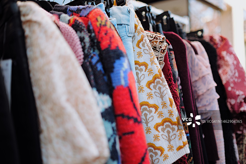 精品店外的衣架上挂着的衣服图片素材