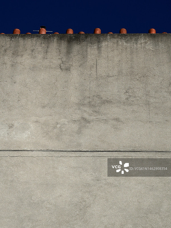 巴黎带有赤土色烟囱和蓝色的混凝土墙图片素材