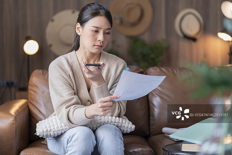 破产：亚洲妇女在家与银行通话，因财务预算失败而沮丧图片素材