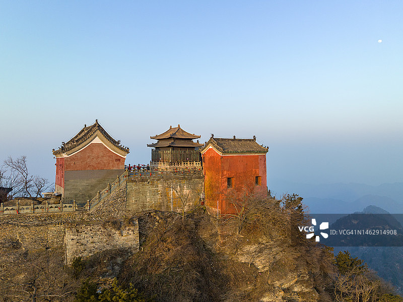 湖北武当山天柱峰的寺庙建筑图片素材