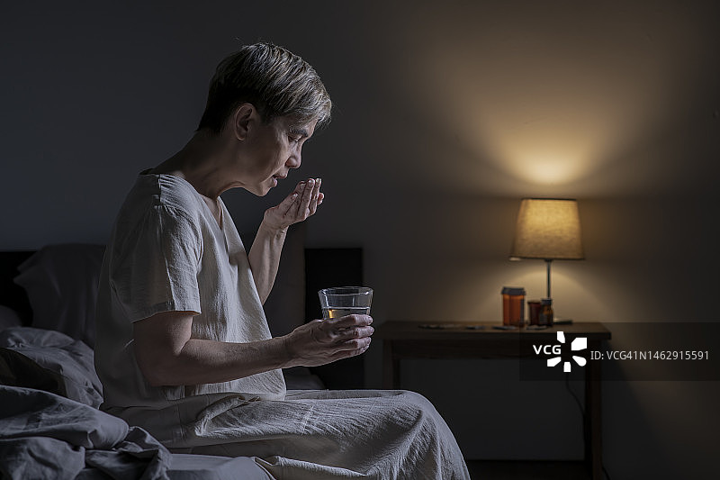 女人在卧室服药图片素材