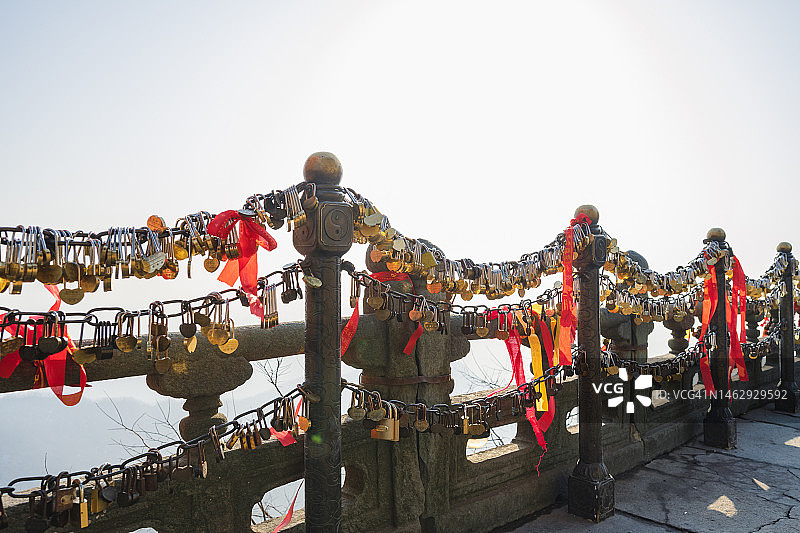 栏杆上挂着的多个爱情锁图片素材