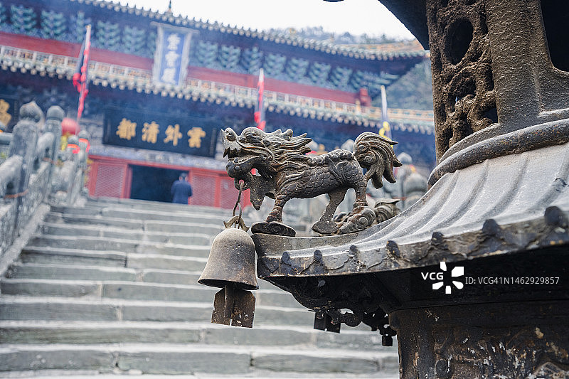 香炉上的雕刻龙图片素材