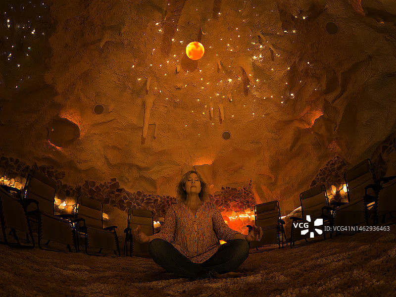 女人在盐穴中冥想图片素材