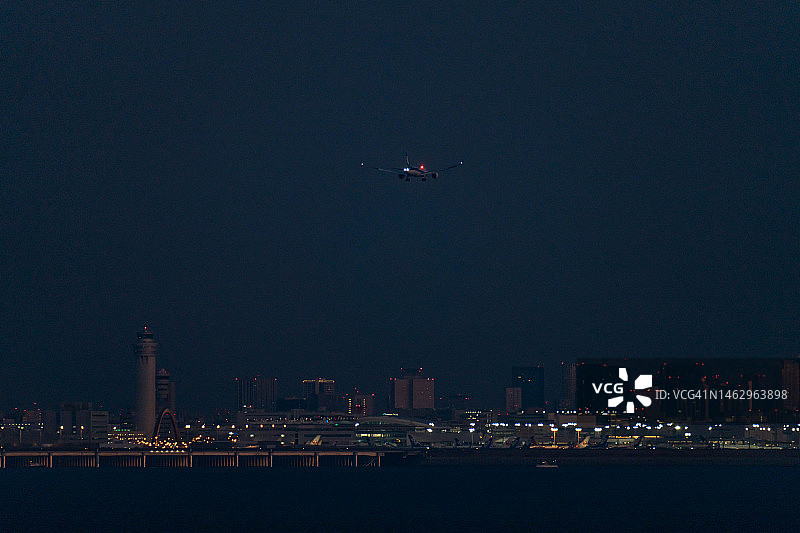 飞越日本东京海域的飞机图片素材